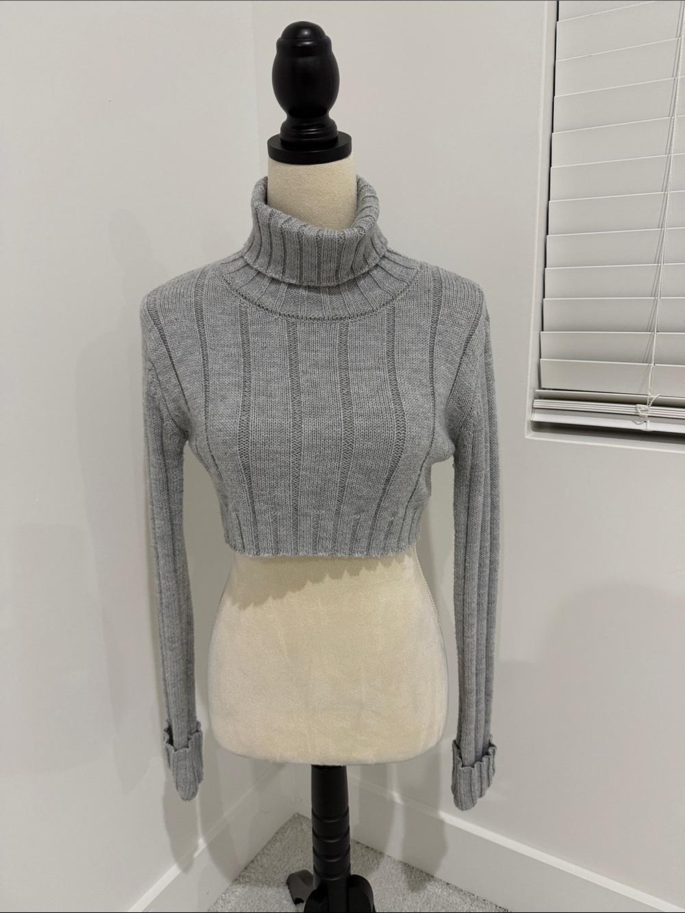 Hera Collection Light Gray Cropped Ribbed Turtleneck Sweater